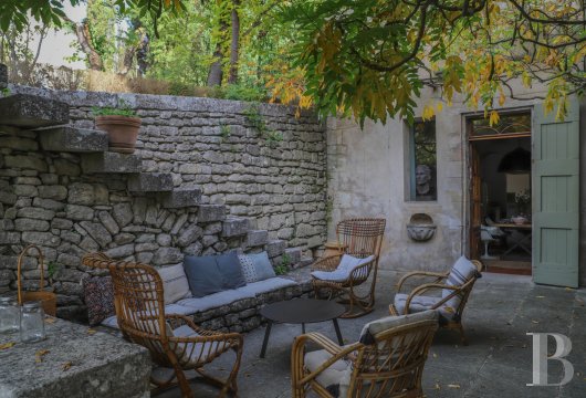 Dans les Alpes-de-Haute-Provence, au sud de Forcalquier, une maison de village traditionnelle et audacieuse - photo  n°39